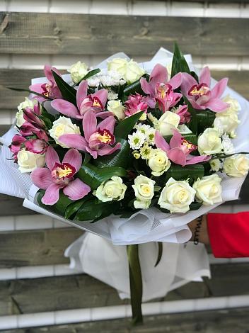 Букет цветов из: Розы и Хризантемы в Калангуй