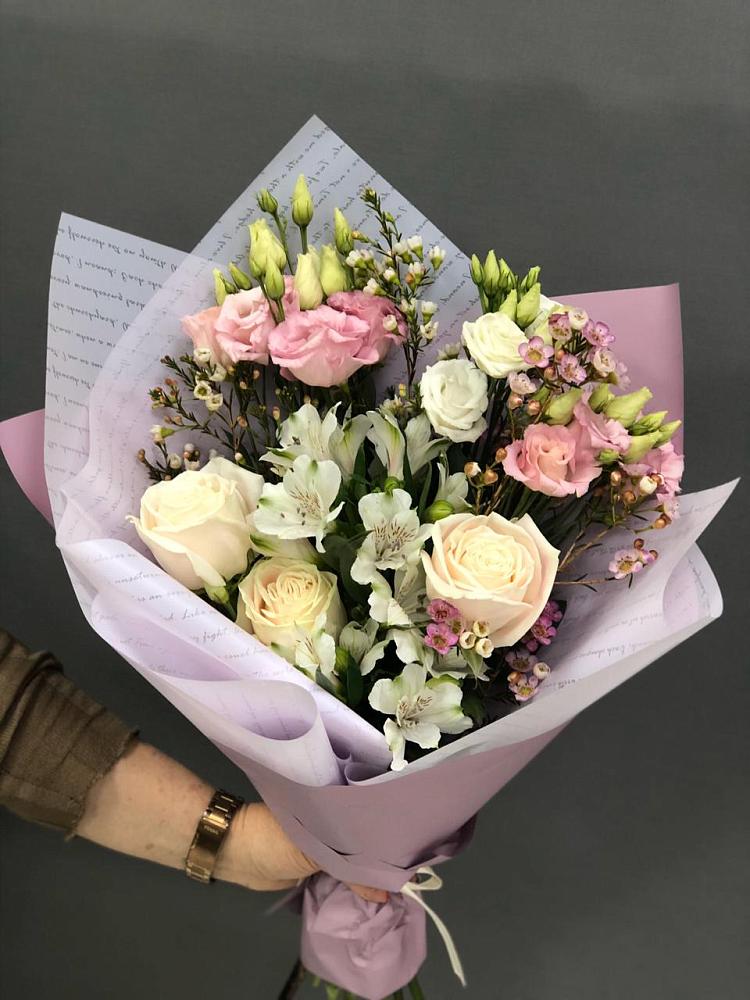 Букет цветов из: Альстромерии, Розы и Лизиантусы в Калангуй