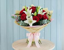 Букет цветов из:  Лилии и Розы в Калангуй