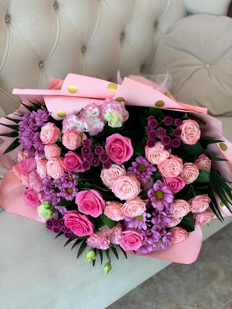 Букет цветов из: Хризантемы, Розы и Лизиантусы в Калангуй