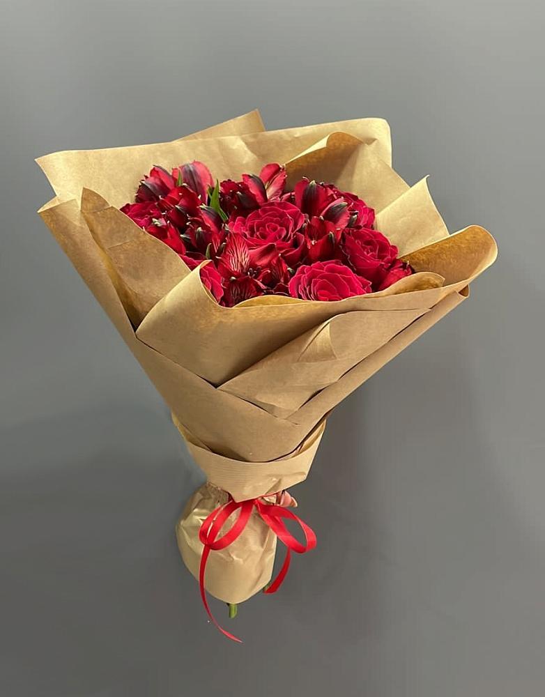 Букет цветов из: Альстромерии и Розы в Калангуй