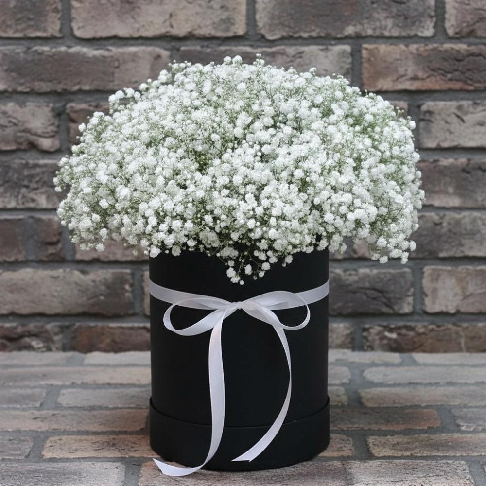 Цветочная композиция из Гипсофила в шляпной коробке в Калангуй