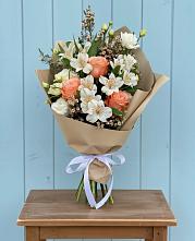 Букет цветов из:  Альстромерии, Лизиантусы, Розы и Хризантемы в Калангуй