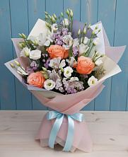 Букет цветов из:  Лизиантусы, Розы, Альстромерии и Гипсофила в Калангуй