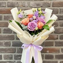 Букет цветов из:  Лизиантусы и Розы в Калангуй