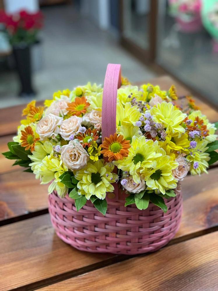 Цветочная композиция из Хризантемы и Розы в корзине в Калангуй