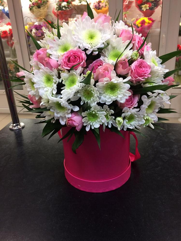 Цветочная композиция из Розы и Хризантемы в шляпной коробке в Калангуй