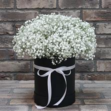 Цветочная композиция из Гипсофила в шляпной коробке в Калангуй