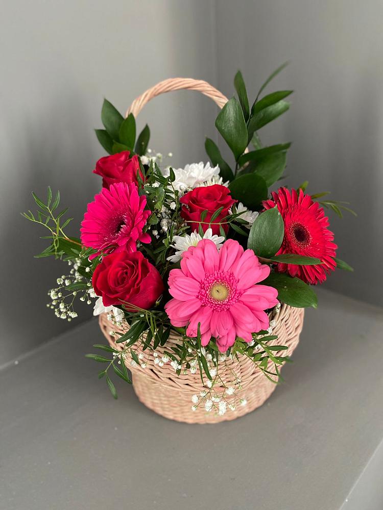 Цветочная композиция из Розы, Хризантемы и Герберы в корзине в Калангуй
