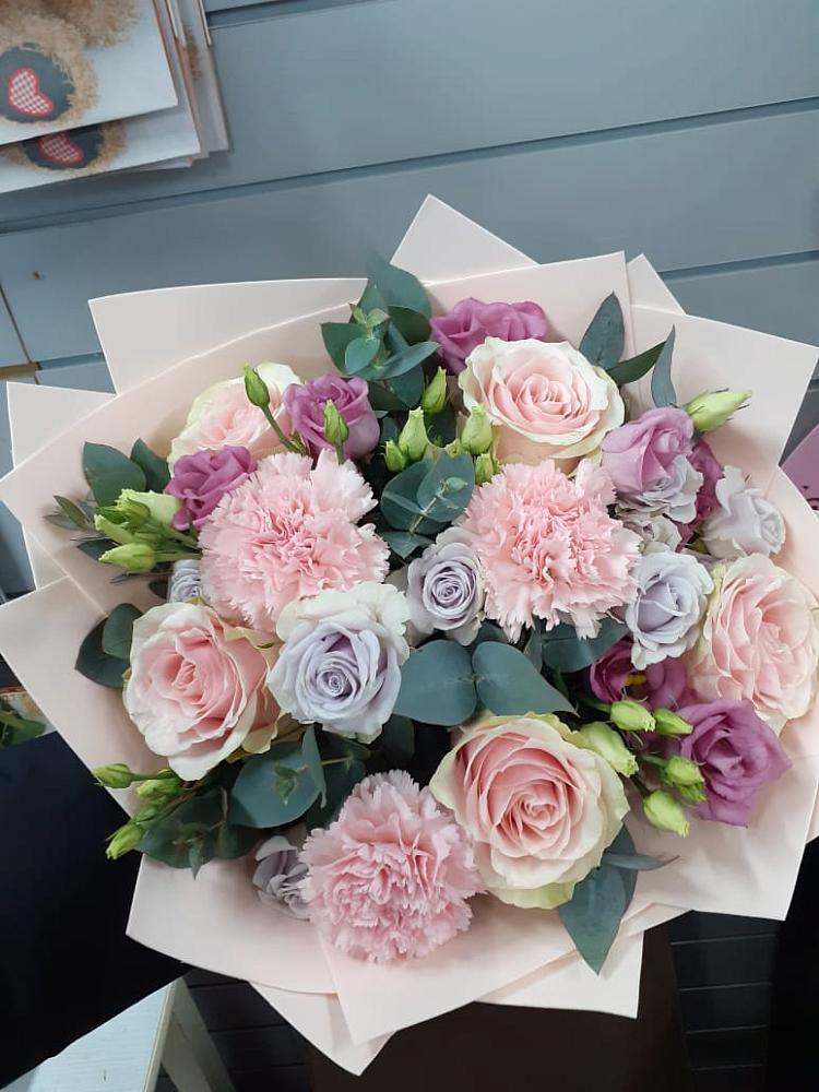 Букет цветов из: Розы, Гвоздики и Лизиантусы в Калангуй