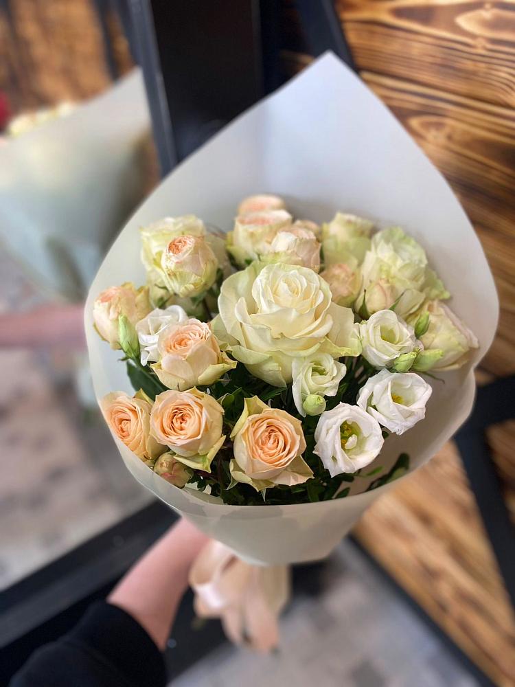 Букет цветов из: Розы и Лизиантусы в Калангуй